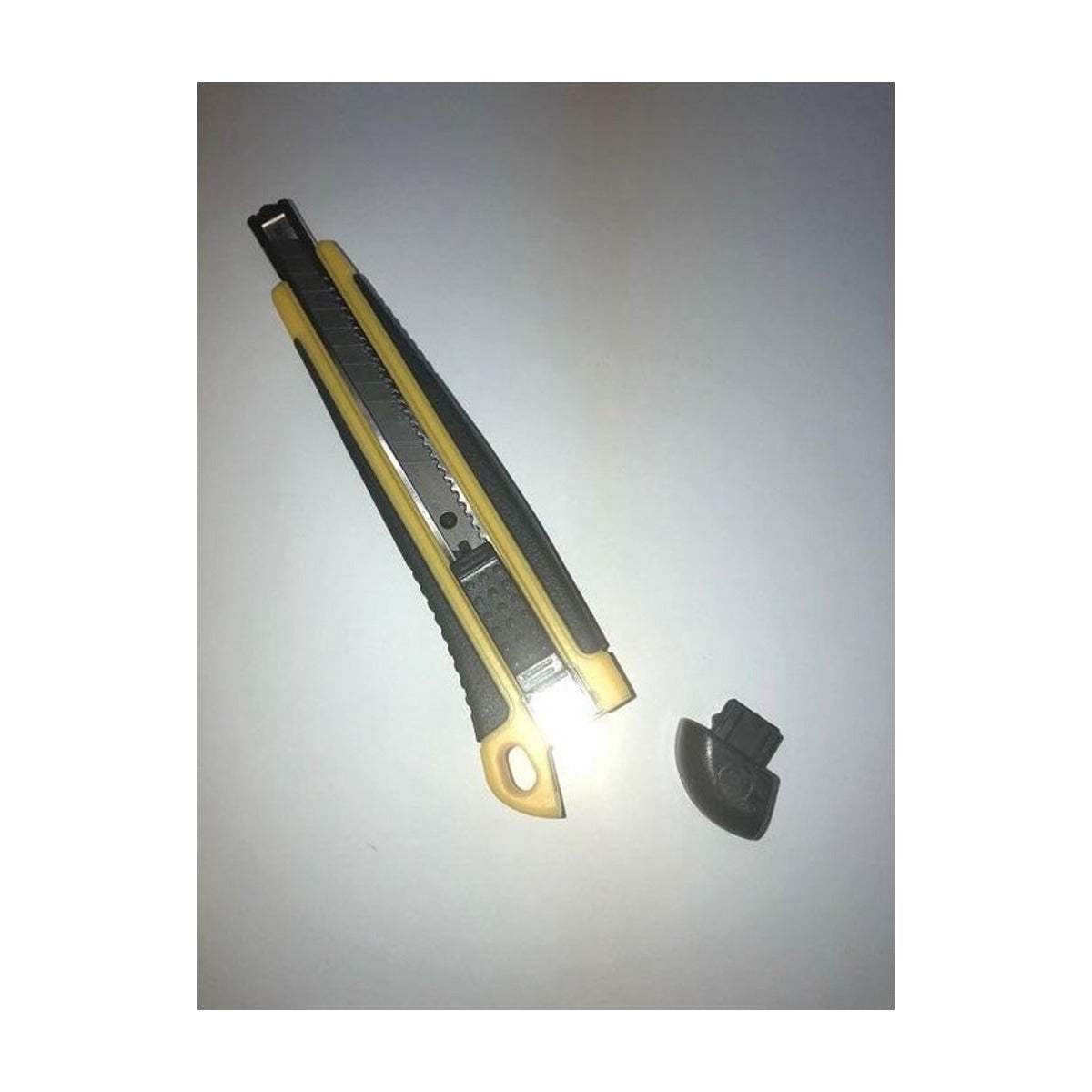 Afbreekmes van 9 mm in metalen schacht en met kunststof Anti-slip rubberized grip