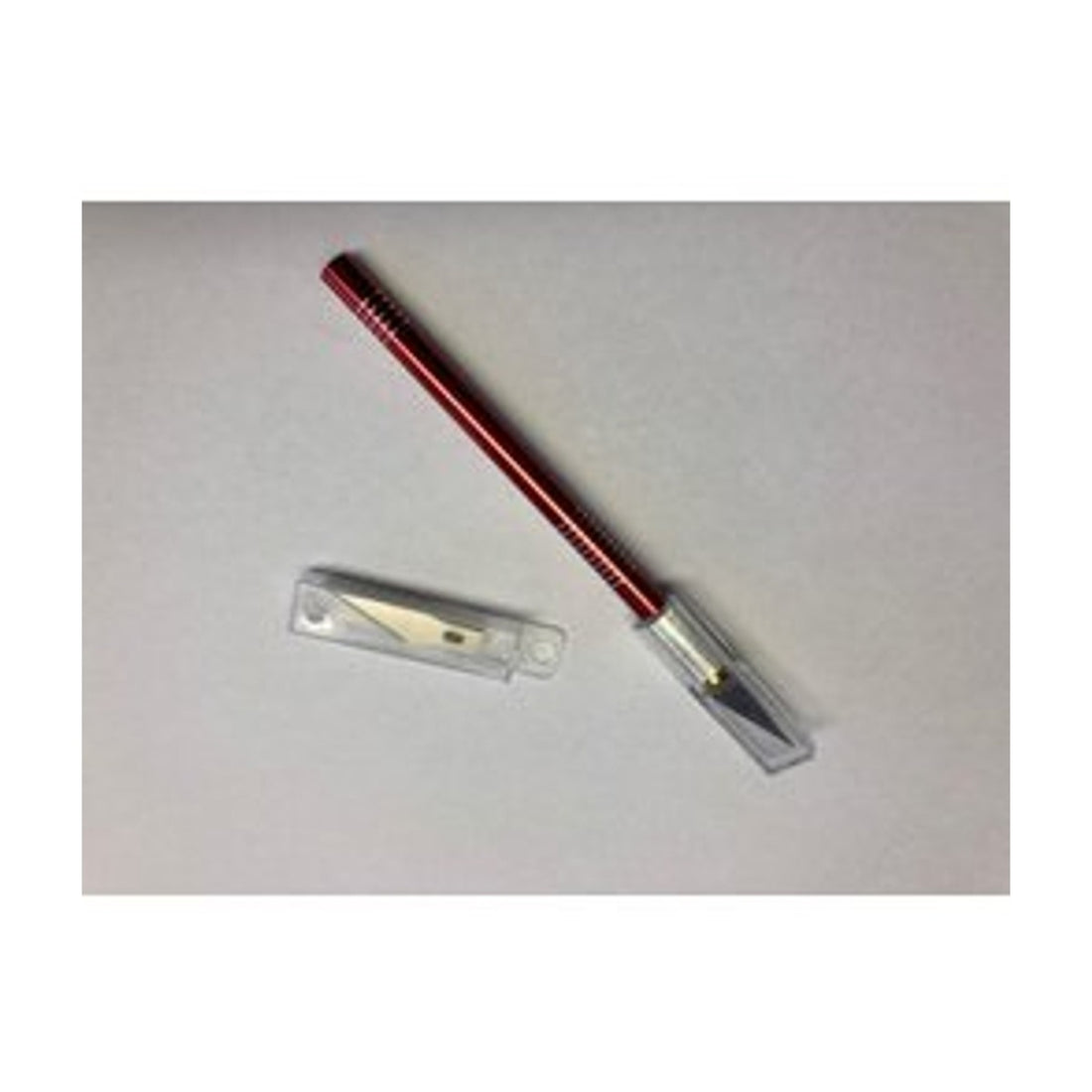 Precisie hobby mes met aluminium grip van 120mm lang, schuin vervangbaar mes en 5 extra mesjes.