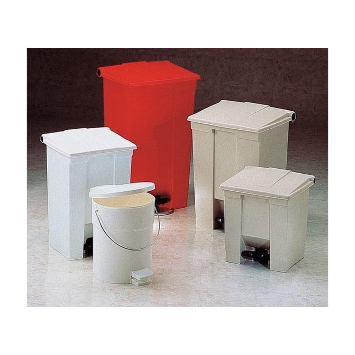 Rubbermaid Step On Container - 45 l - Rood