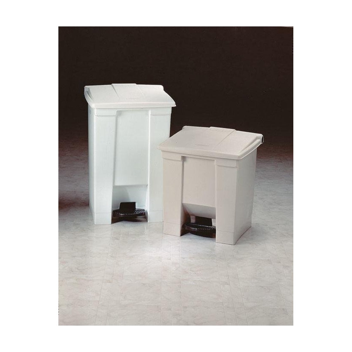 Rubbermaid Step On Container - 45 l - Beige