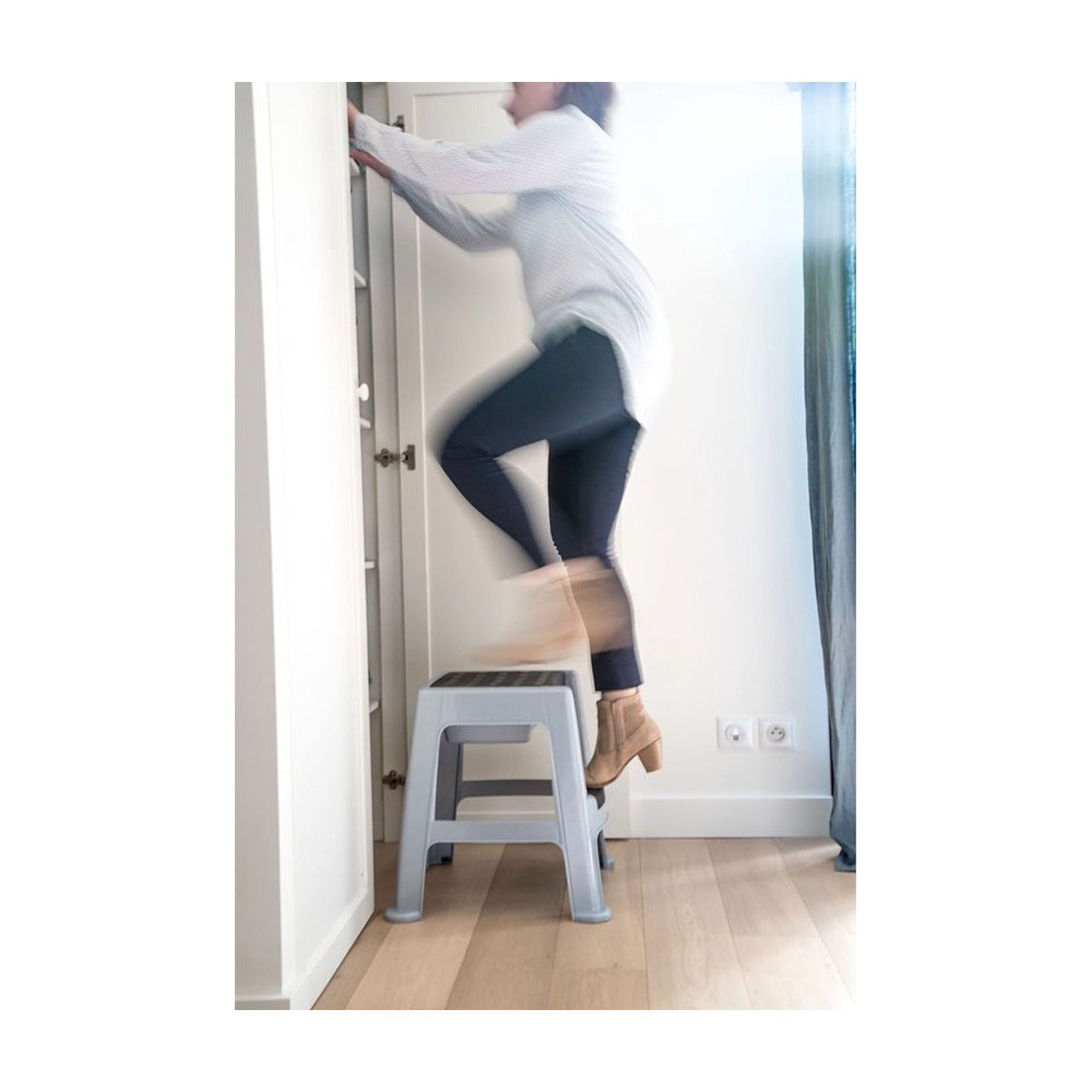 Power Tower krukje met 2 treden, opberggedeelte en anti-slip poten. EN14183