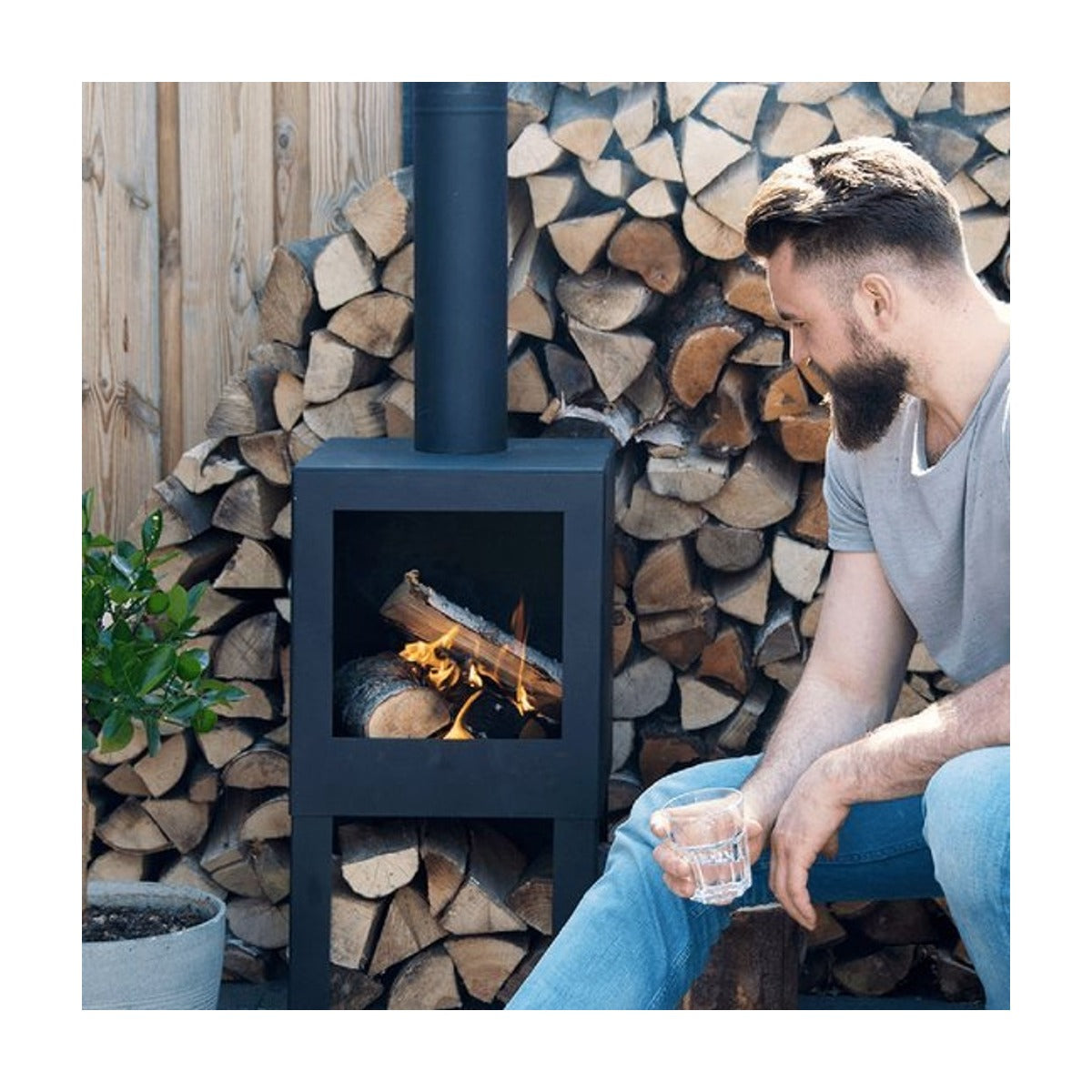 Esschert Design - Buitenkachel met houtopslag zwart - Vuurhaard - Staal - Zwart