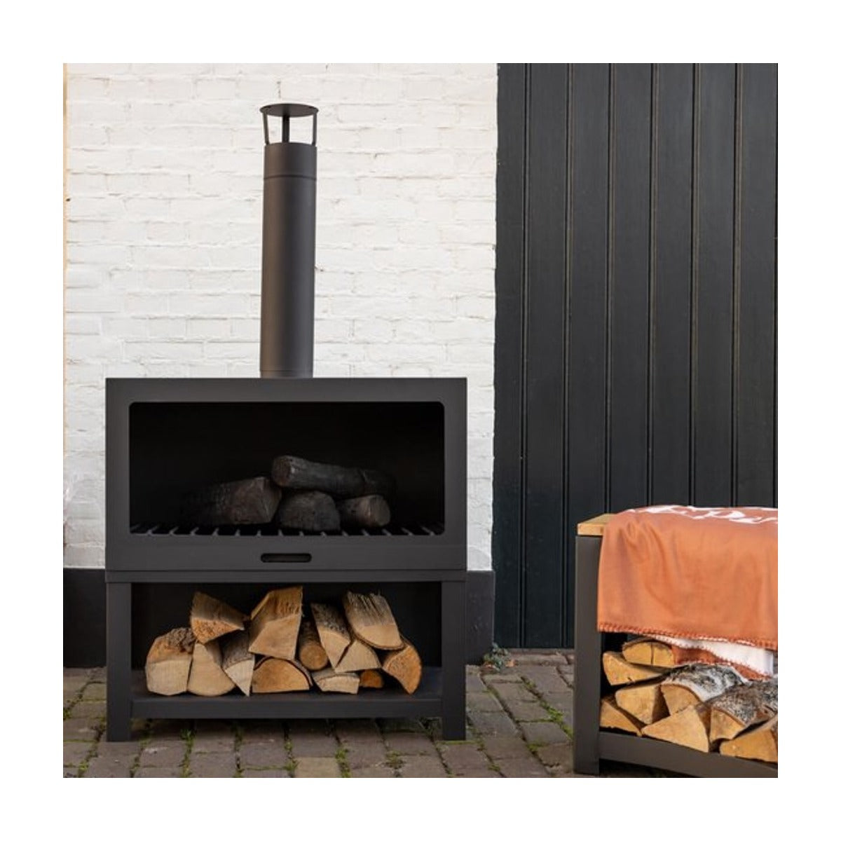 Esschert Design - Buitenkachel met houtopslag zwart - Vuurhaard - Staal - Zwart